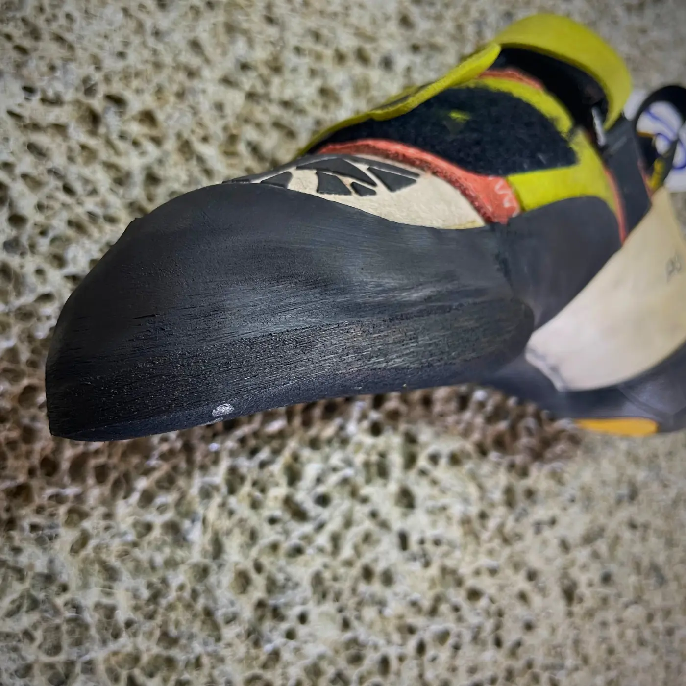 Detalle de la puntera reparada de La Sportiva Otaki Woman
