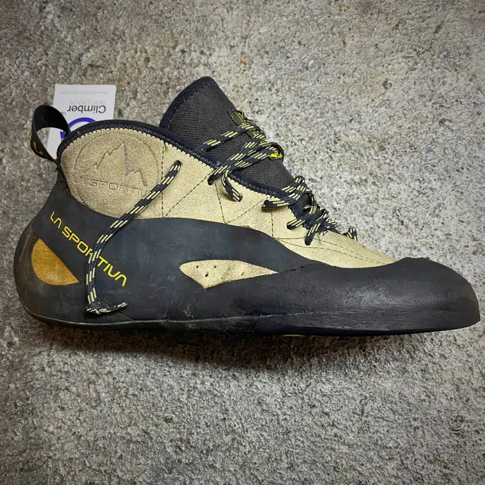 Vista lateral de La Sportiva TC Pro reparado con media suela
