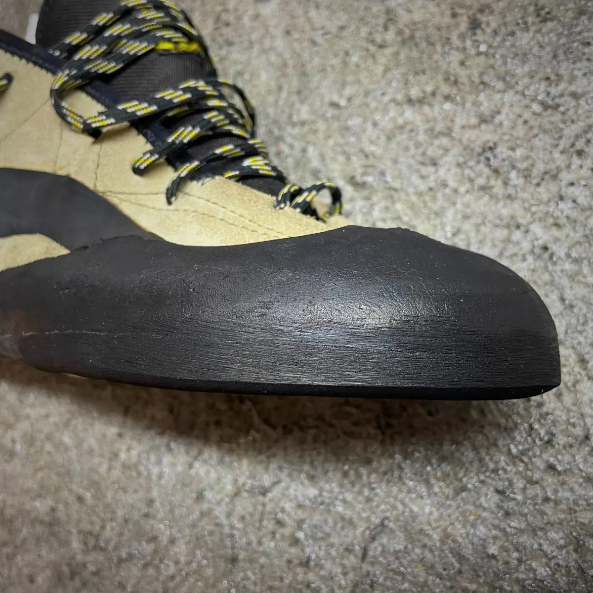 Detalle del acabado de la puntera de La Sportiva TC Pro