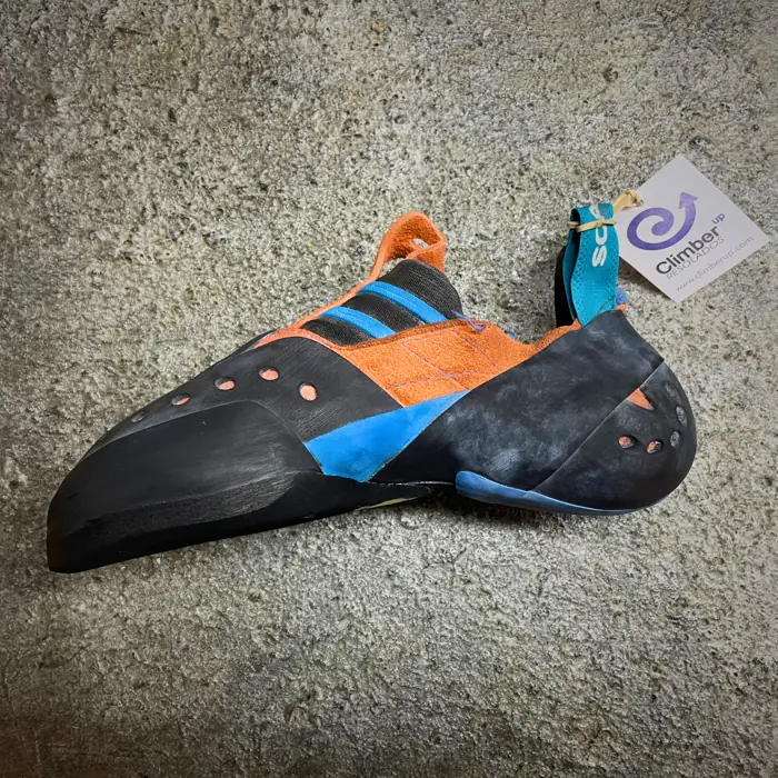 Vista lateral de Scarpa Instinct SR reparado