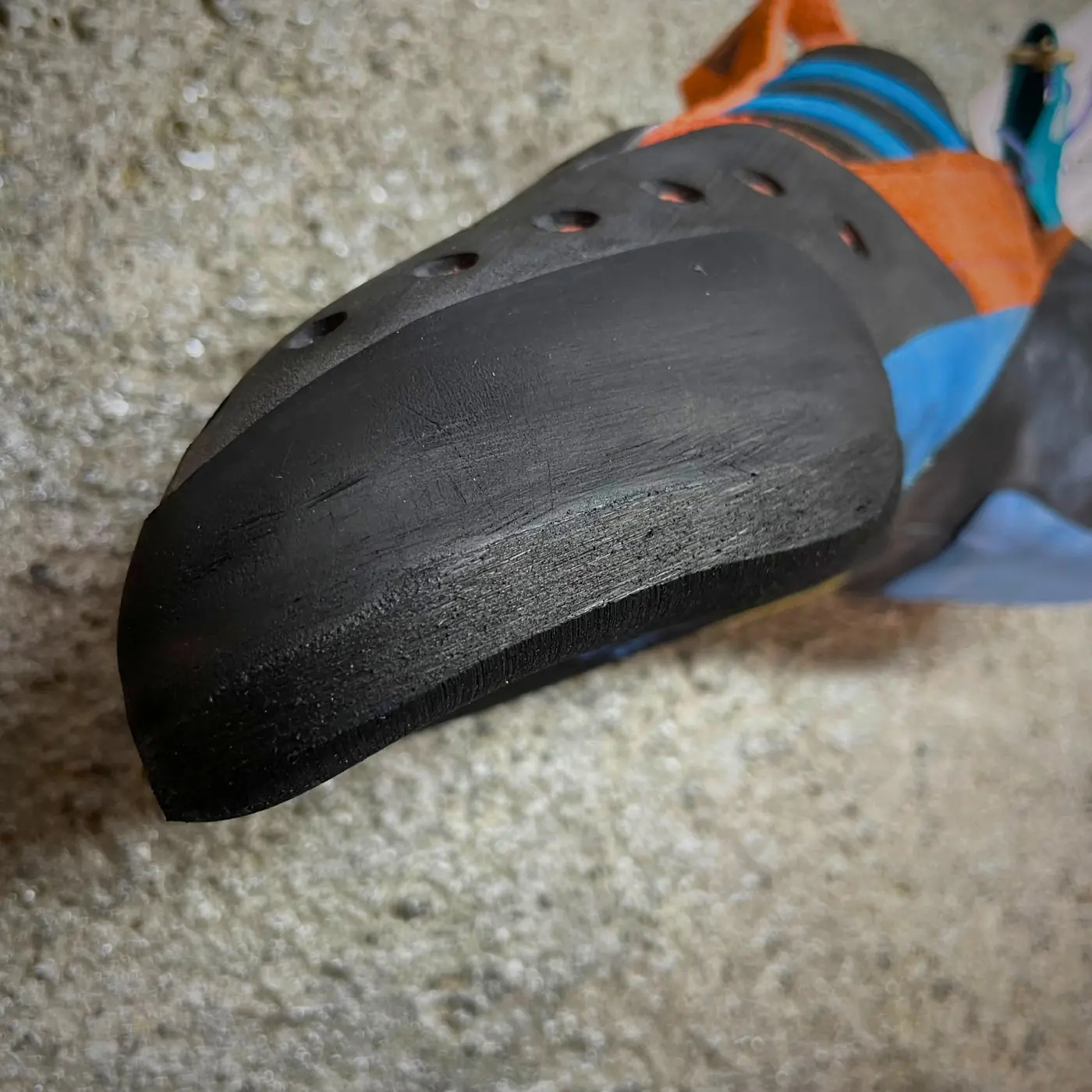 Detalle frontal de la puntera reparada de Scarpa Instinct SR