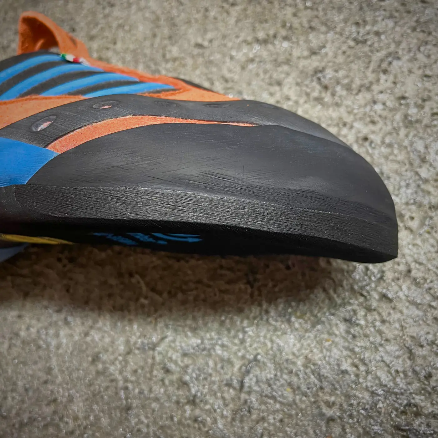 Primer plano del acabado de goma en Scarpa Instinct SR