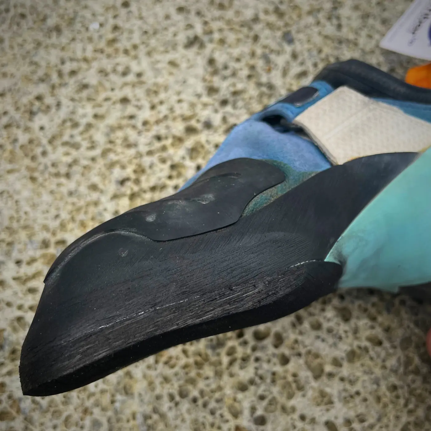 Primer plano del acabado frontal de Tenaya Mastia tras el resolado